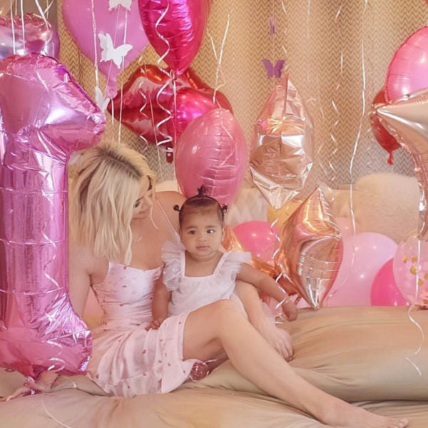 Khloé Kardashian hat True ein personalisiertes Hurra-Helden-Buch zu ihrem 1. Geburtstag geschenkt!