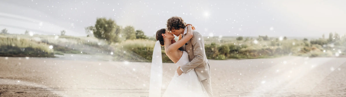 Hochzeiten sind ein besonderes Ereignis! Daher ist es nur richtig, dem Brautpaar auch ein besonderes Geschenk zu schenken: Unser personalisiertes Hochzeitsgeschenk, in dem die Braut und der Bräutigam die Hauptrollen spielen, die von 15 Gründen bzw.