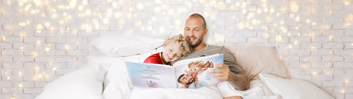 Papa und Kind bereiten gemeinsam ein Buch vor, das mit Weihnachtsbeleuchtung versehen ist.