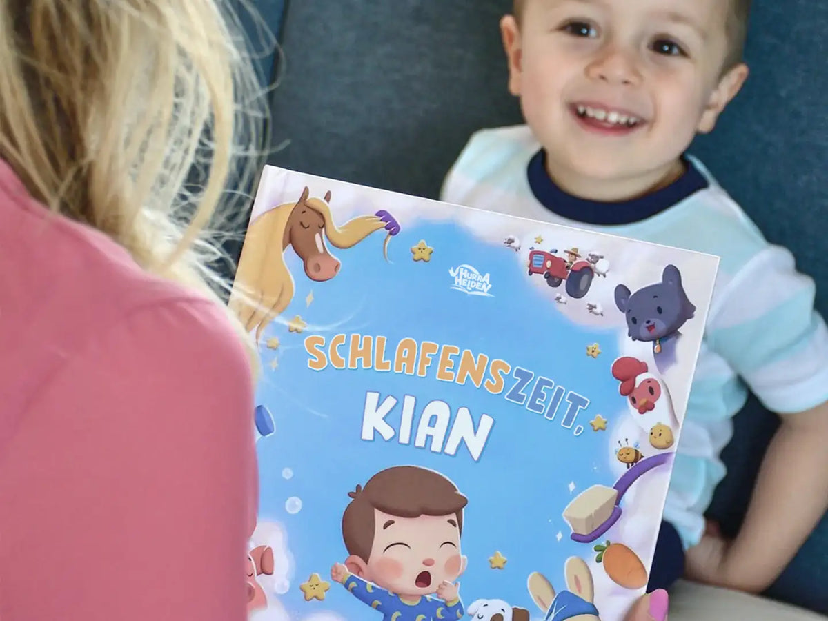 Eine Frau schenkt ihrem Sohn ein personalisiertes Buch über die Abendroutine mit Tieren auf dem Bauernhof. 