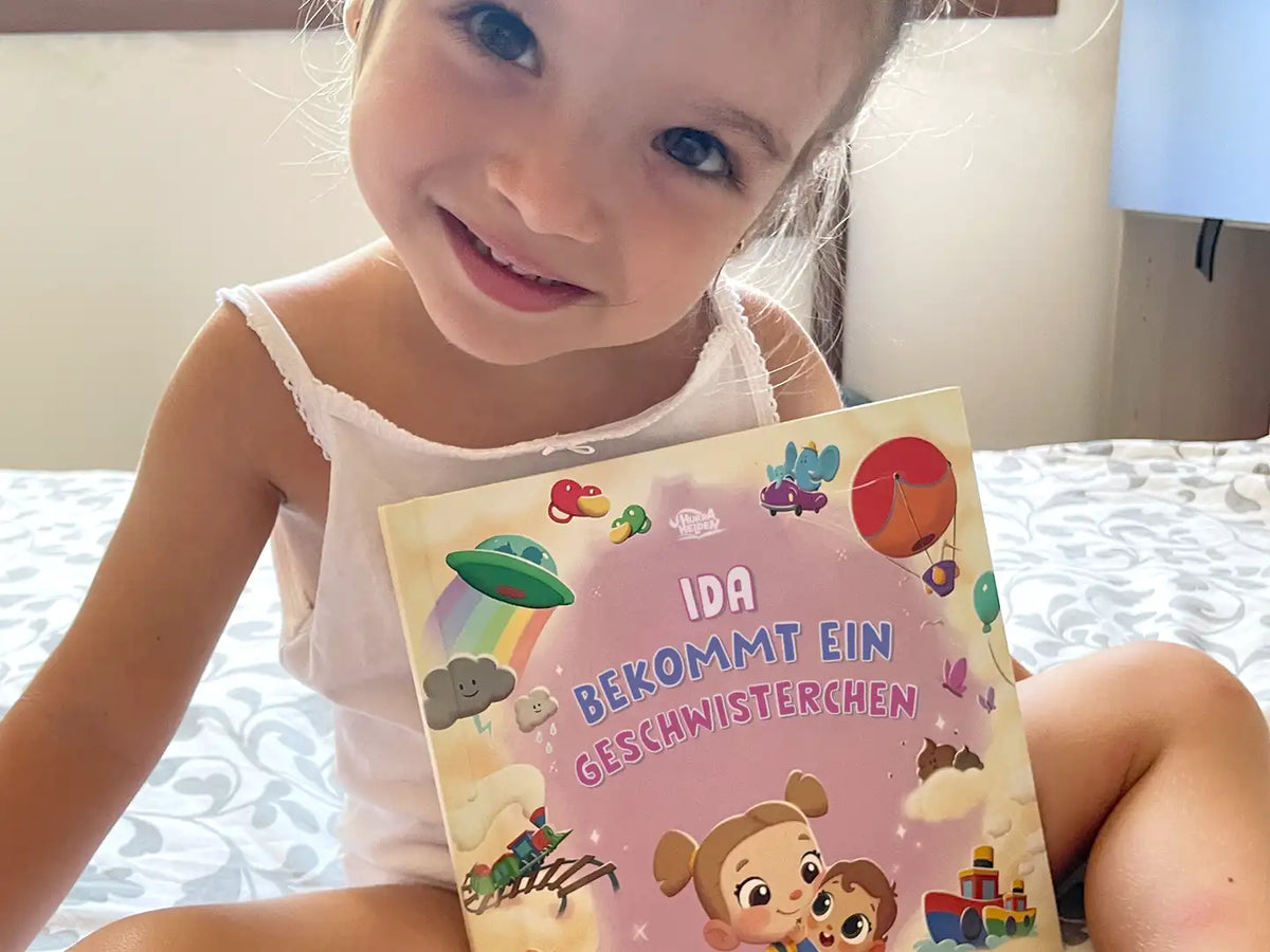 Eine große Schwester hält ihr personalisiertes Buch für große Schwestern. 