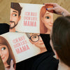 Eine Frau zeigt die beiden Cover für das personalisiertes Buch für Mütter. 