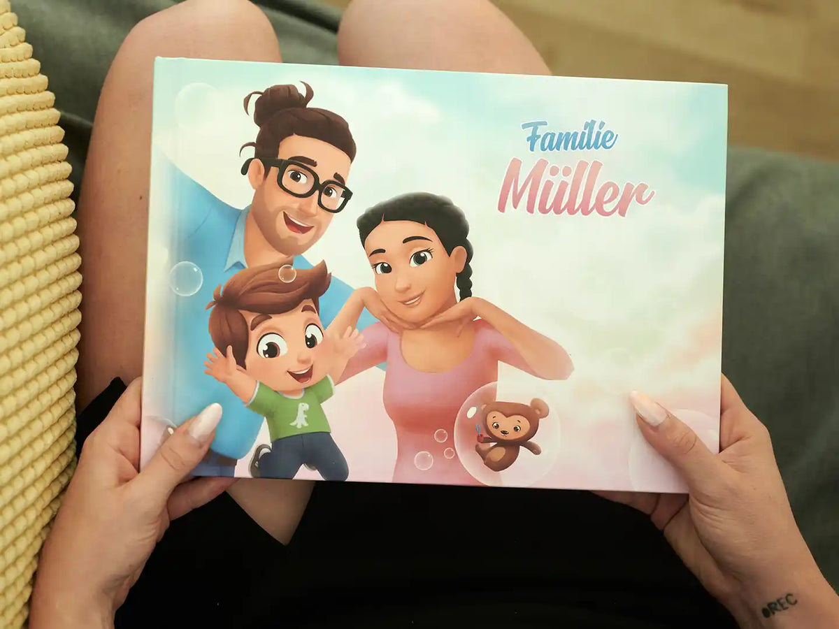 Eine Frau hält das personalisierte Buch für Familien von Hurra Helden in der Hand.