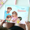 Ein personalisiertes Buch für Familien mit 2 Kindern liegt auf dem Tisch. 