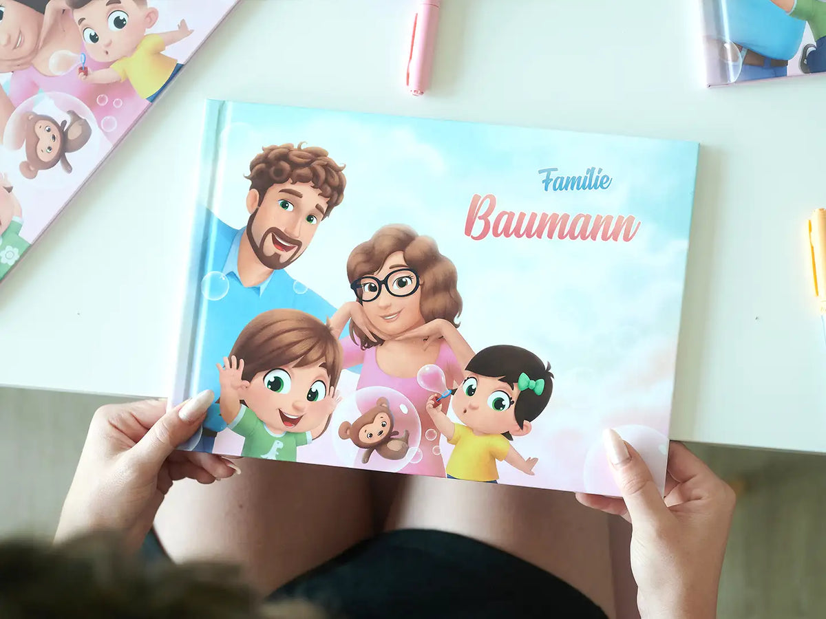 Ein personalisiertes Buch für Familien mit 2 Kindern liegt auf dem Tisch. 