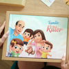 Eine Frau packt das neue persönliche Buch für Familien mit drei Kindern aus. 
