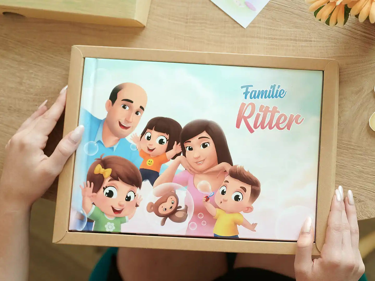 Eine Frau packt das neue persönliche Buch für Familien mit drei Kindern aus. 