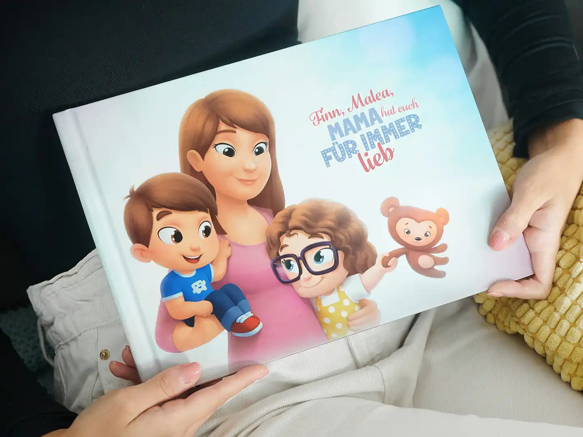 Eine Frau zeigt das Cover eines personalisierten Buches für Mütter und ihre beiden Kinder.