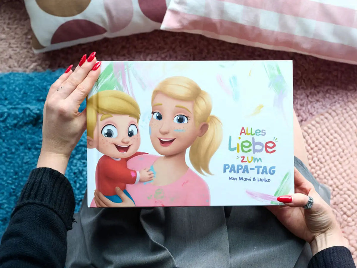 Cover von „Alles Liebe zum Papa-Tag“, einem personalisierten Buch für Papa, mit Kind und Mama auf dem Cover.