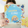 Eine Frau hält das neue personalisierte Buch aus der Mini Helden Sammlung von den Hurra Helden. 