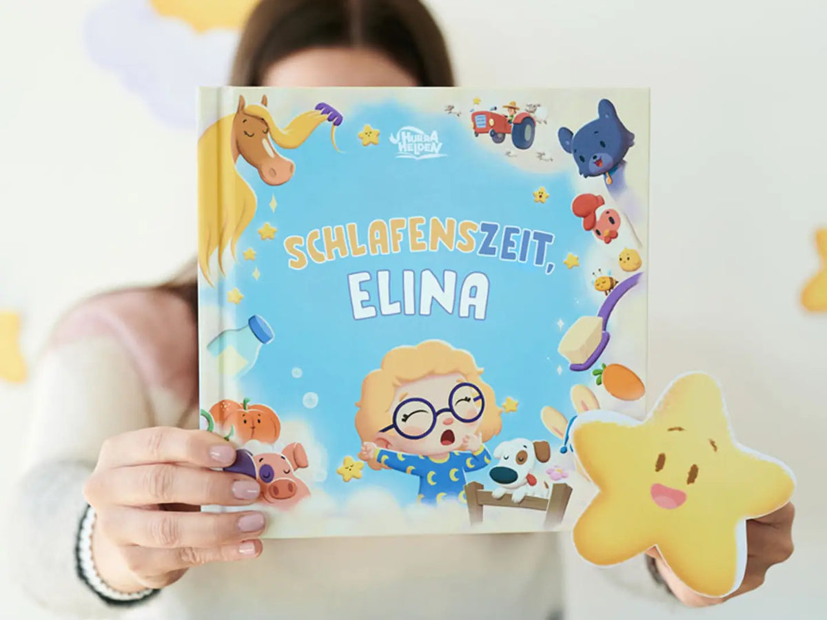Eine Frau hält das neue personalisierte Buch aus der Mini Helden Sammlung von den Hurra Helden. 
