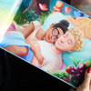 Ein Blick in das personalisierte Liebesbuch mit einer Illustration eines kuschelnden Paares – ein besonderes Andenken für unvergessliche Momente.