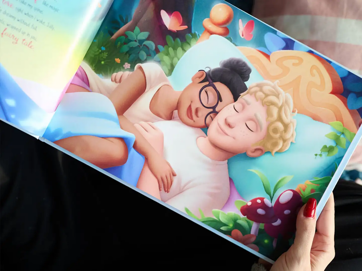 Ein Blick in das personalisierte Liebesbuch mit einer Illustration eines kuschelnden Paares – ein besonderes Andenken für unvergessliche Momente.