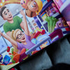 Illustration, wie selbst Einkaufen Spaß machen kann mit dem besten Partner – aus dem personalisierten Buch für Paare, das auch ein tolles Valentinstagsgeschenk ist.