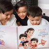 Drei Jungen liegen auf dem Boden und lesen ihre DIY Buch für sie und Mama sie als Geburtstagsgeschenk bekam.	