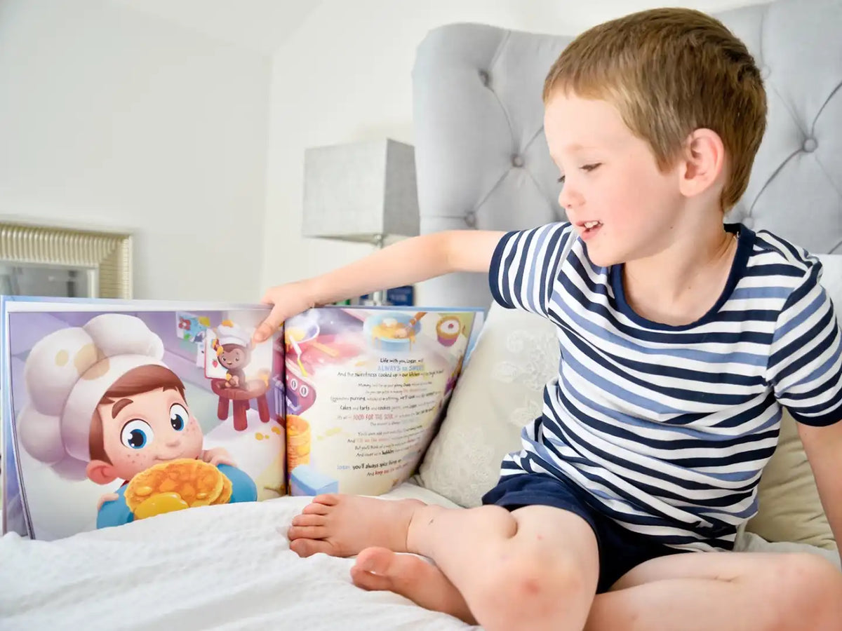 Ein Junge bestaunt sich selbst in dem individuellen Buch für Familien. 