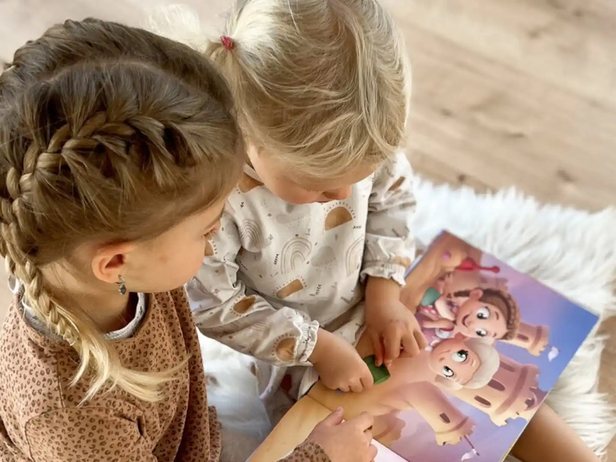Zwei Schwestern sitzen und lesen ihr personalisiertes Buch für Schwestern, Freunde oder Cousines. 