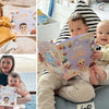 Babys und Mütter, die sich über ihr Geschenk für Neugeborene freuen, das personalisierte Buch für die Geburt.