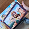 Eine Großmutter schaut sich das personalisierte Buch für Omas und Opas mit zwei Enkelkindern an. 