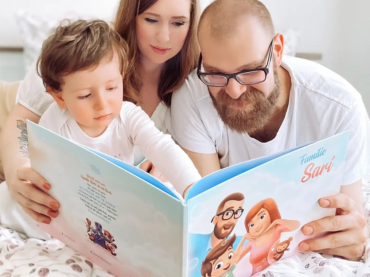 Mama, Papa und der Sohn lesen ihr ganz persönliches Buch von Hurra Helden. 