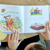 Personalisiertes Bauernhofbuch für Kinder, in dem Tiere ihnen helfen, sich bettfertig zu machen.		