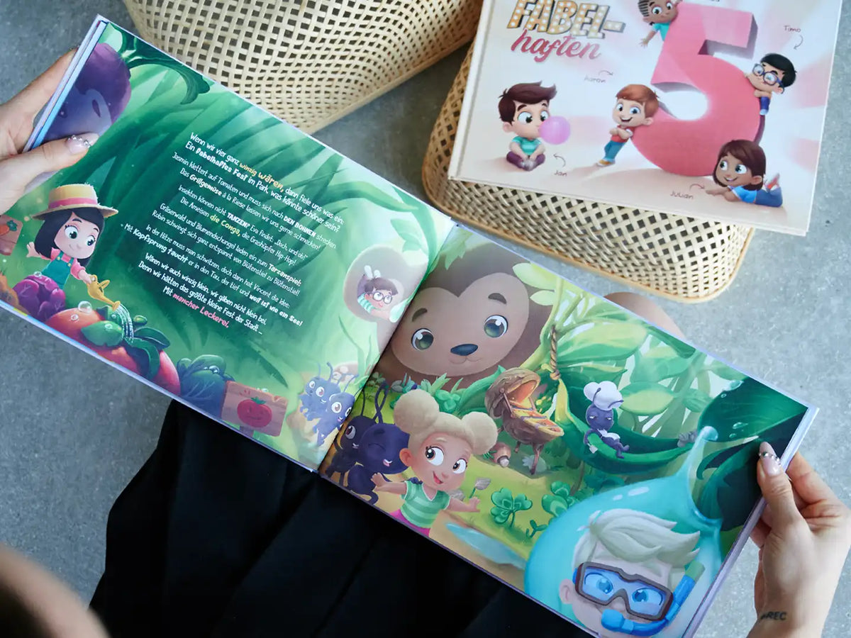 Eine lustige Illustration von Kindern, die klein wie Insekten sind, aus dem individuellen Buch für fünf Kinder, was es zu einem perfekten Geburtstagsgeschenk macht.
