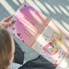 Schöne Illustration aus dem individuellen Kinder-Mutter-Buch, das ein einzigartiges Geschenk zum Muttertag ist.