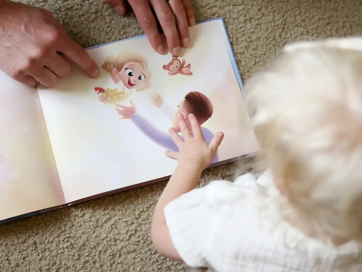 Ein Kind und Vater schauen sich das innere ihres personalisierten Buch für Väter und Töchter an.  