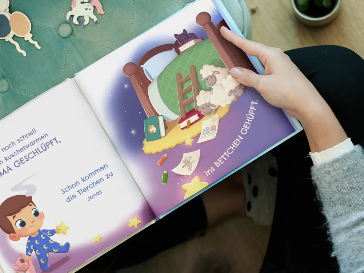 Niedliche individuelle Illustrationen zeigen das Kind als Hauptfigur, während es sich bettfertig macht.