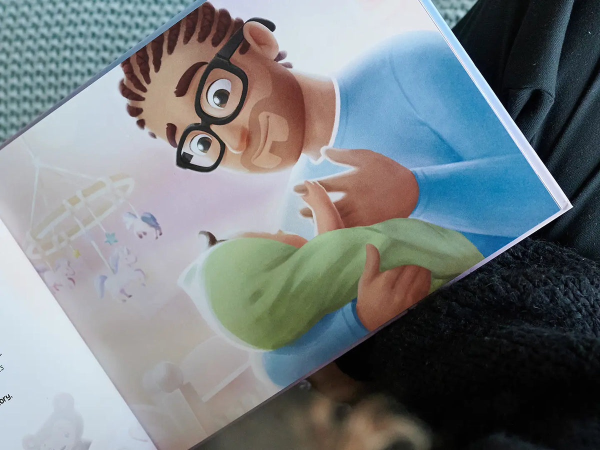 Süße Illustration eines Vaters, der sein Bündel Freude aus unserem maßgeschneiderten Buch für Väter und Kinder hält.