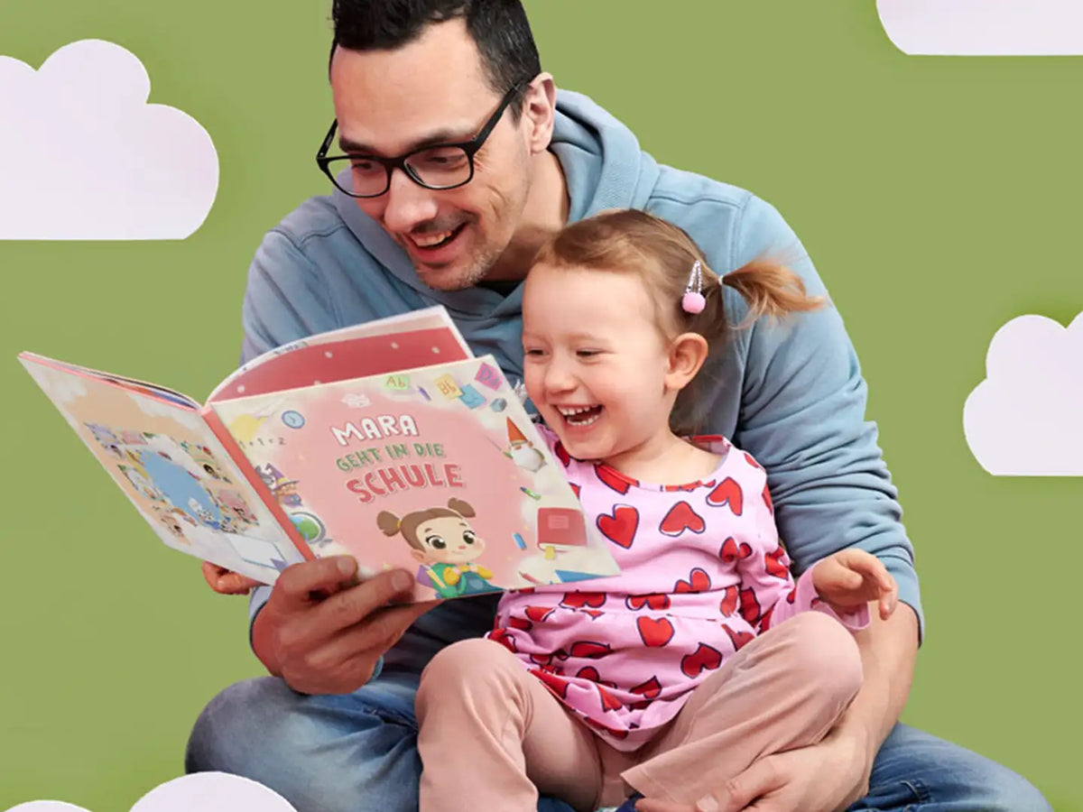 Ein Vater liest seiner Tochter ein personalisiertes Buch über den Schulanfang vor.	