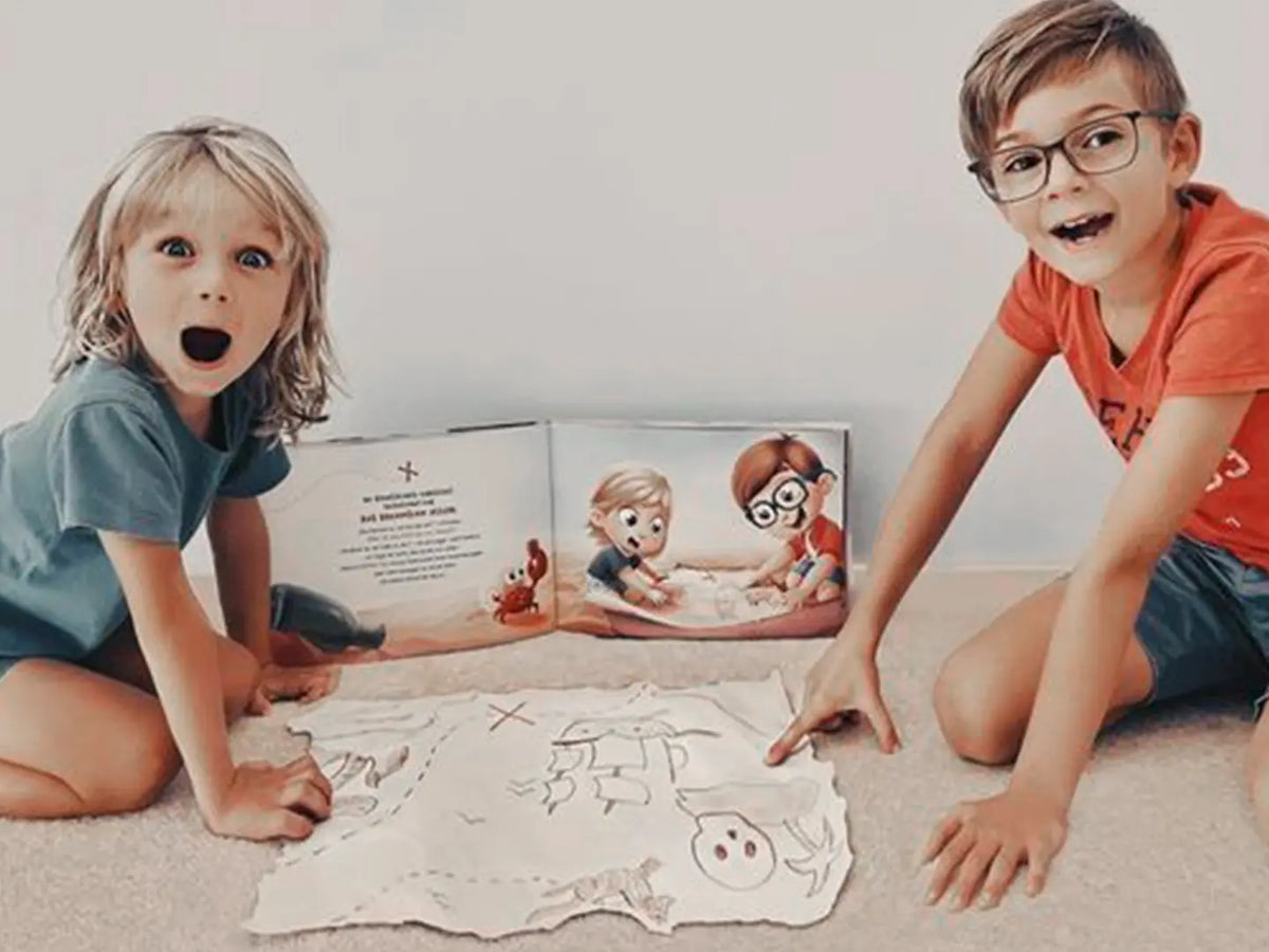 Kinder die sich über ihr personalisiertes Buch freuen, ein perfektes Geschenk für den Geburtstag.