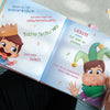 Süße personalisierte Illustrationen, in denen Mutter und Sohn oder Tochter zusammen schöne Zeiten erleben.