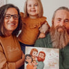 Oma, Opa und Enkeltochter freuen sich über das beste Geschenk für Großeltern. 