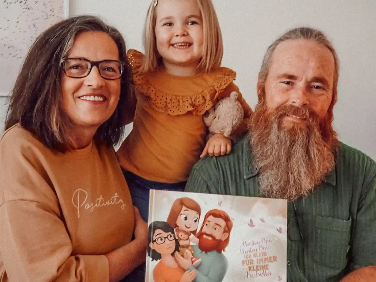 Oma, Opa und Enkeltochter freuen sich über das beste Geschenk für Großeltern. 
