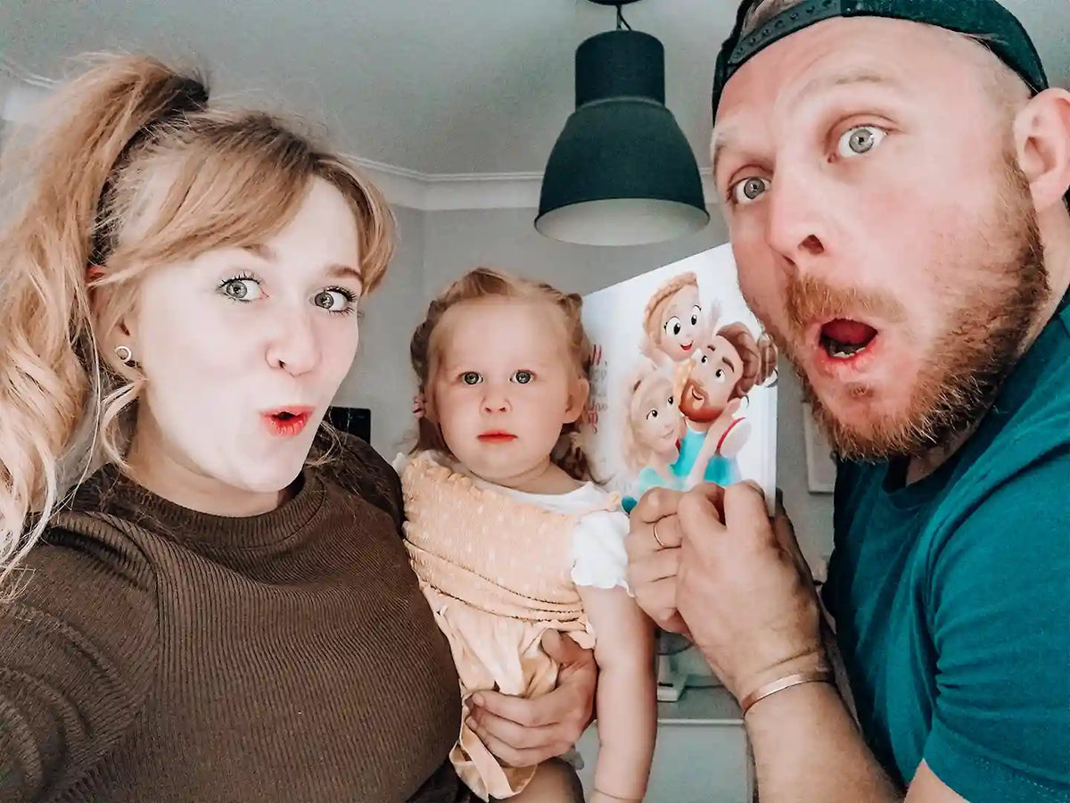 Eine Familie, die sich über ihr einzigartiges Geschenk, ein personalisiertes Buch von Hurra Helden für Familien freut