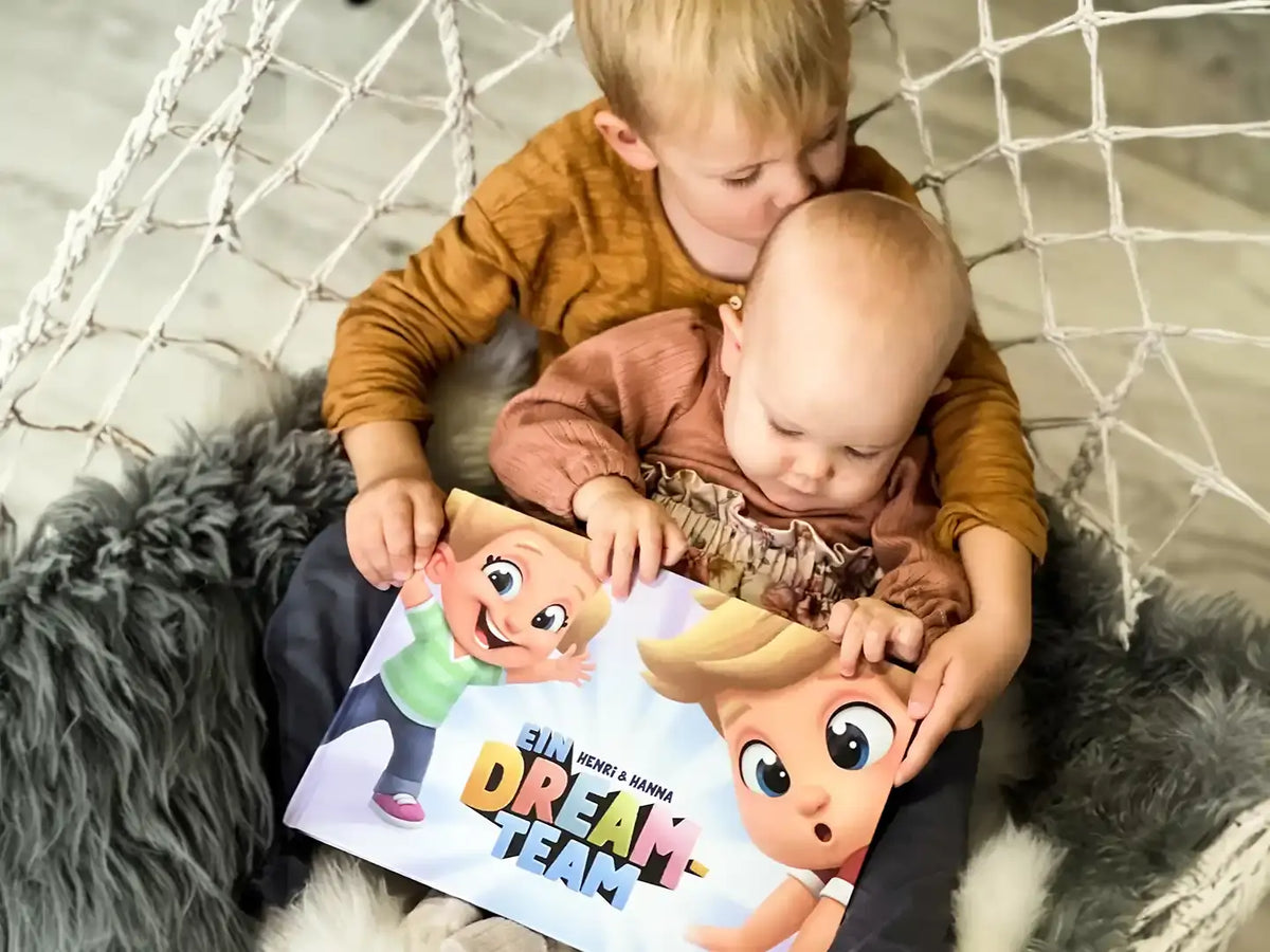 Zwei Brüder kuscheln beim Lesen ihres personalisierten Buches für Geschwister.