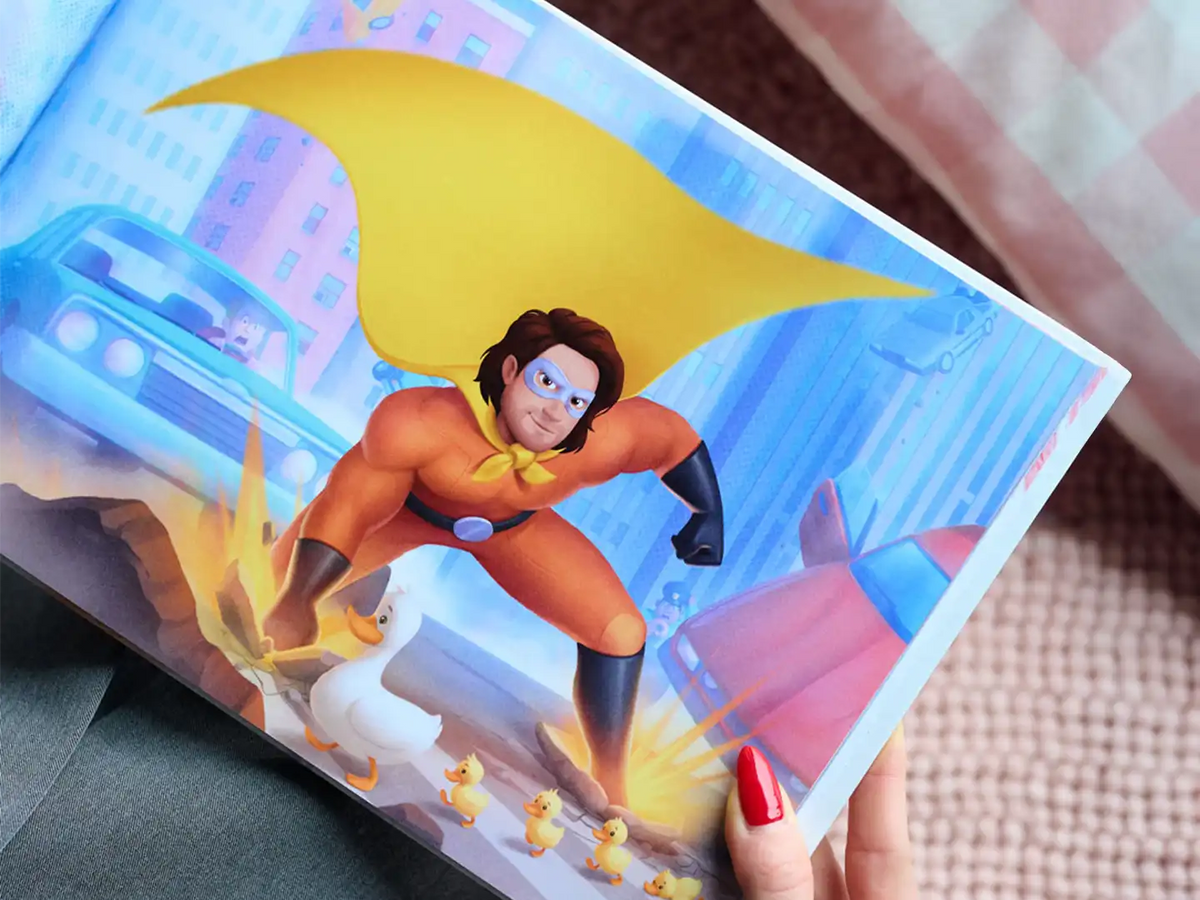 Eine der farbenfrohen Illustrationen aus dem personalisierten Buch für Papa, in dem er als der Superheld dargestellt wird, der er ist.