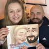 Ein Mann und eine Frau lächeln mit ihrem personalisierten Liebesbuch, das beste Geschenk für den Freund.