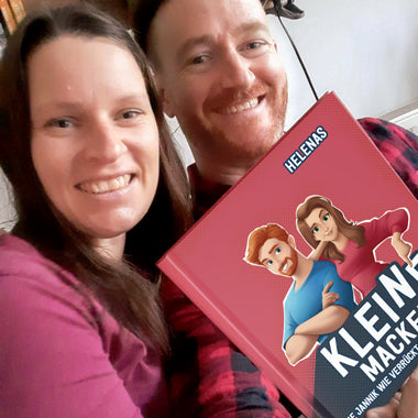Ein Paar kuschelt glücklich mit einem lustigen Buch über die Unvollkommenheiten der besseren Hälfte.