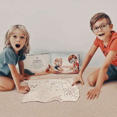 Zwei Kinder begeben sich auf ein spannendes Leseabenteuer dank ihres neuen personalisierten Geschwisterbuchs.