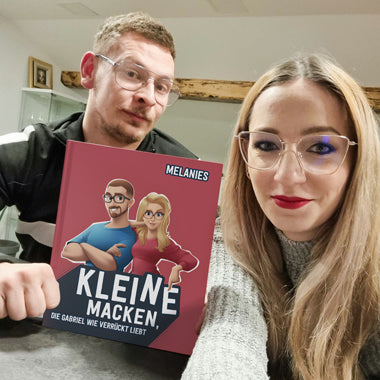 Ein Freund und eine Freundin halten ihr personalisiertes Liebesbuch, das von Memes inspiriert und fantastisch witzig ist.