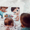 Zwei Kinder lesen das personalisierte Buch für Geschwister „Ein Dreamteam“ von Hurra Helden.