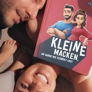 Ein Mann und eine Frau lächeln, nachdem sie ihr personalisiertes Liebesbuch für alle Paare gelesen haben.