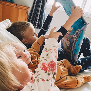 Drei Kinder lesen ihr neues personalisierter Kinderbuch, das für Freunde, Geschwister und Geschwisterkinder geeignet ist. 