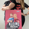 Ein Paar lacht, nachdem es sein eigenes, von Memes inspiriertes Buch gelesen hat – das beste Geschenk für deinen Freund.
