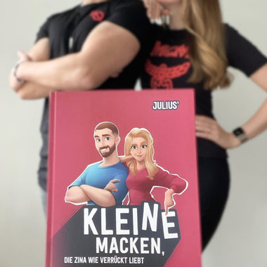 Ein Paar lacht, nachdem es sein eigenes, von Memes inspiriertes Buch gelesen hat – das beste Geschenk für deinen Freund.