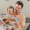 Ein Mädchen sieht sich ein Buch an, das für ihren Vater und sie von Hurra Helden angefertigt wurde.