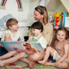 Eine lächelnde Mutter und ihre Kinder freuen sich über ihr personalisiertes Buch für mehr Kinder.