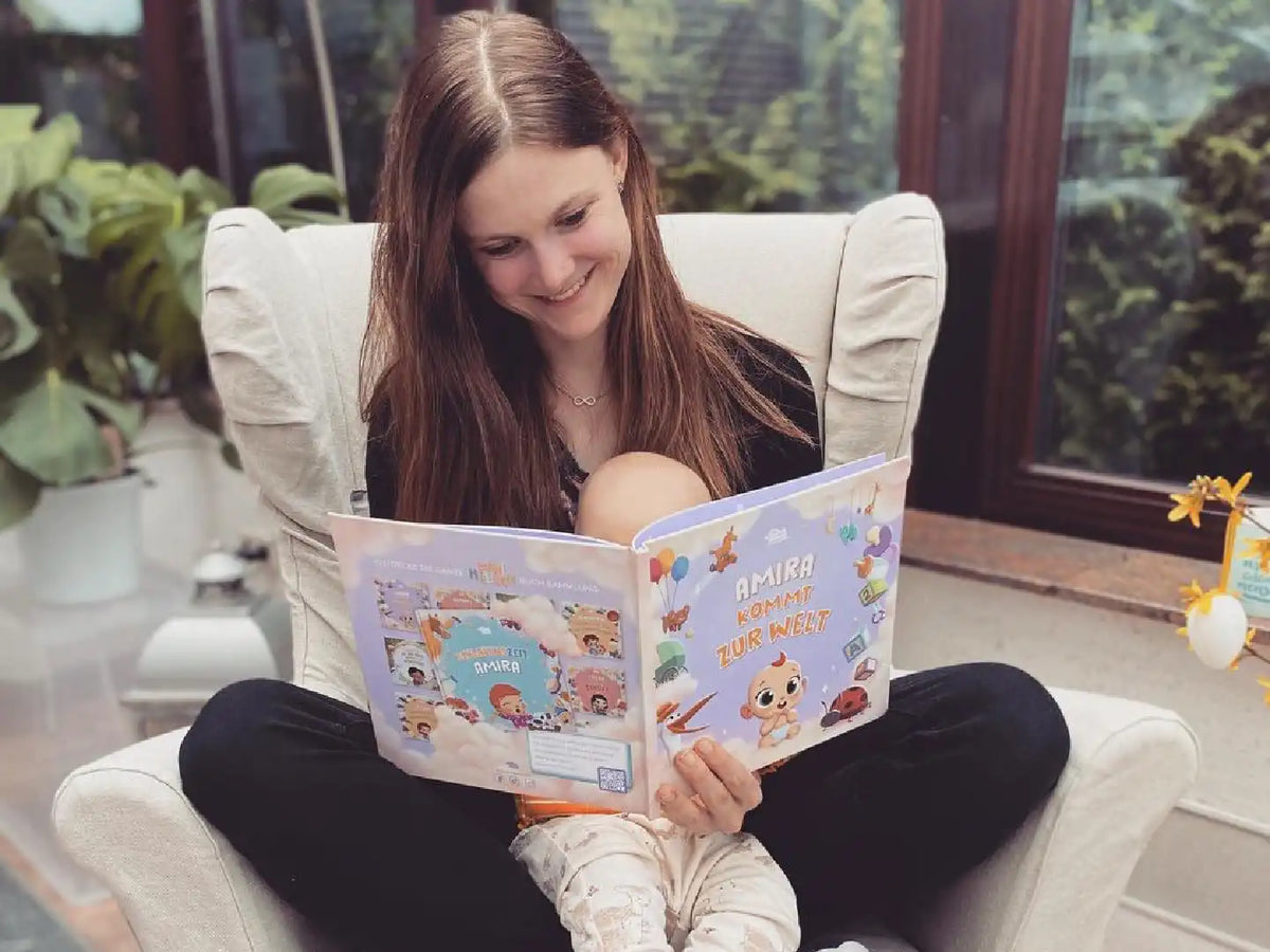 Die kleine Tochter schaut sich das individuelle Buch an, das sie bei ihrer Geburt bekommen hat.		